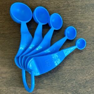 5 TUPPERWARE BLUE CURVED HANDLE MEASURING SPOONS WITH HOLDER